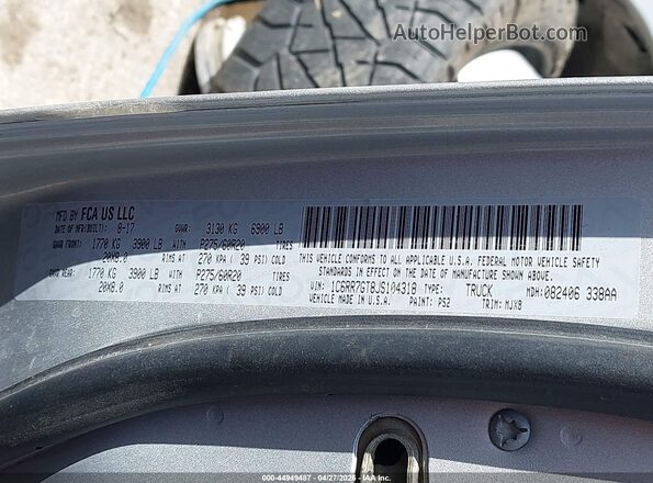 1C6RR7GT8JS104318 2018 RAM 1500 Silver Widok komory silnika