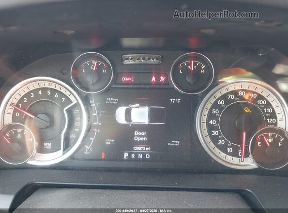 1C6RR7GT8JS104318 2018 RAM 1500 Silver Widok tylnych siedzeń