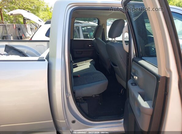 1C6RR7GT8JS104318 2018 RAM 1500 Silver Widok naklejki z numerem VIN
