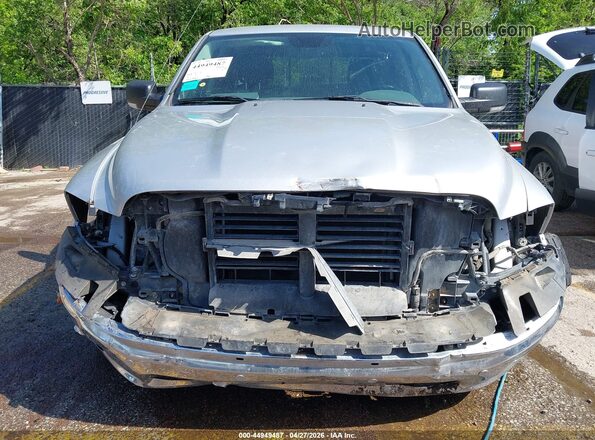 1C6RR7GT8JS104318 2018 RAM 1500 Silver Widok wnętrza z tyłu