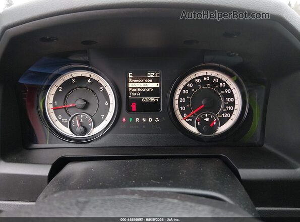 1C6RR7KG0JS297204 2018 RAM 1500 Бордовый Вид задних сидений