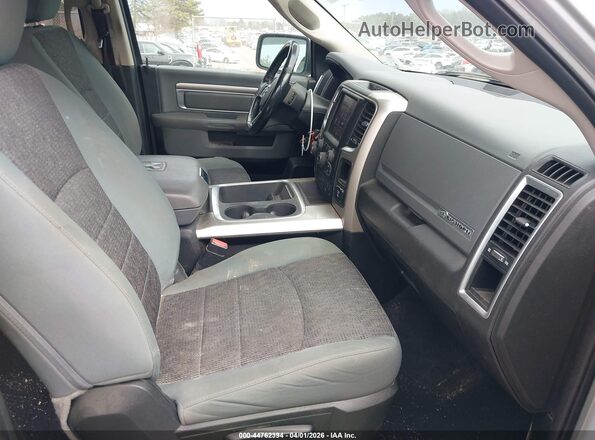 1C6RR7LG8JS264272 2018 RAM 1500 Silver Вид салону спереду