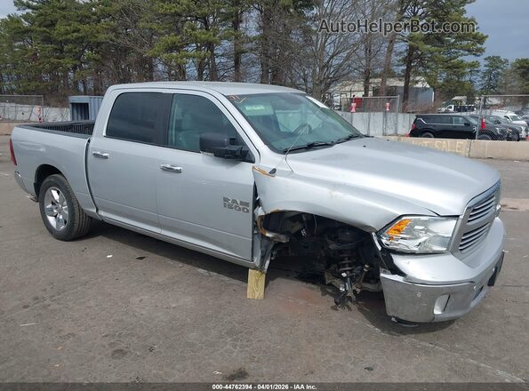 1C6RR7LG8JS264272 2018 RAM 1500 Silver Вид спереду