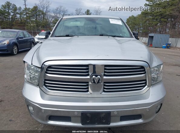 1C6RR7LG8JS264272 2018 RAM 1500 Silver Вид задньої частини салону