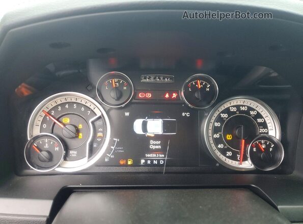 1C6RR7VT9JS306006 2018 RAM 1500 Black Vista del cuadro de instrumentos