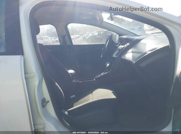 1FADP3F23JL327246 2018 FORD FOCUS Белый Вид салона спереди