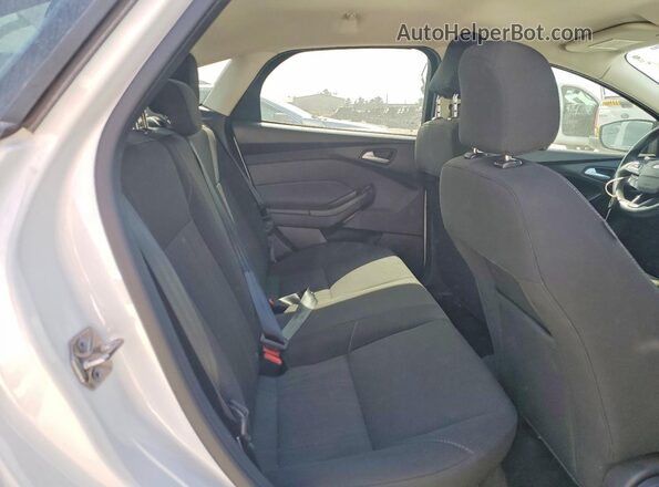 1FADP3F24GL316345 2016 FORD FOCUS White Widok tylnych siedzeń