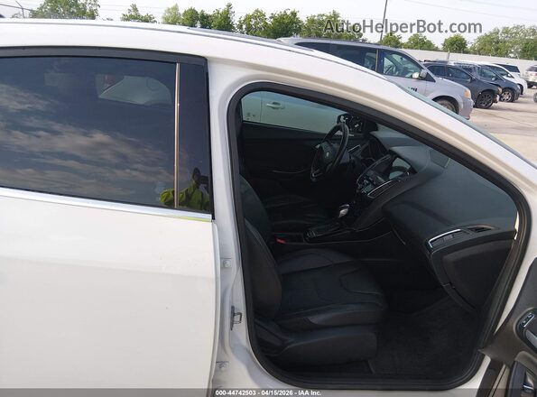 1FADP3N24GL355356 2016 FORD FOCUS White Սալոնի դիմացի տեսք