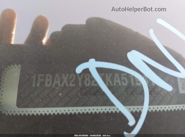 1FBAX2Y82TKA51941 2026 FORD PASSENGER White Շարժիչի բաժամունքի տեսք