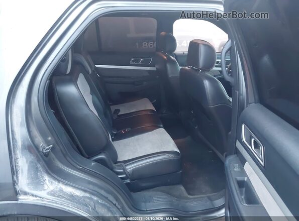 1FM5K7D80HGC82955 2017 FORD FORD EXPLORER Gray Widok naklejki z numerem VIN