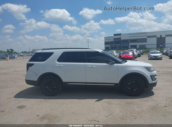 1FM5K7D84HGD16850 2017 FORD FORD EXPLORER White Widok wnętrza z tyłu