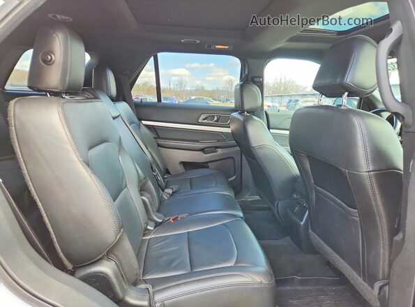 1FM5K8D89HGD47100 2017 FORD FORD EXPLORER White Вид задньої частини салону