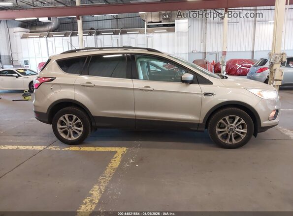 1FMCU9GD0JUB14973 2018 FORD ESCAPE Beige Widok wnętrza z tyłu