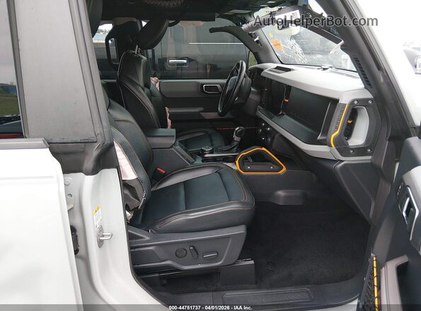 1FMEE5DP2PLC07019 2023 FORD BRONCO Gray Вид салону спереду