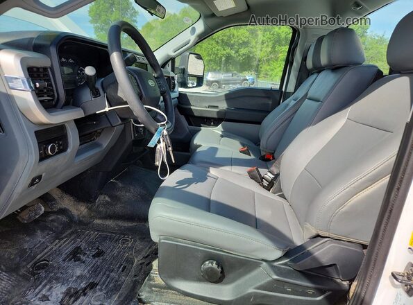1FTBF2BA4REC60247 2024 FORD F250 White Սալոնի դիմացի տեսք