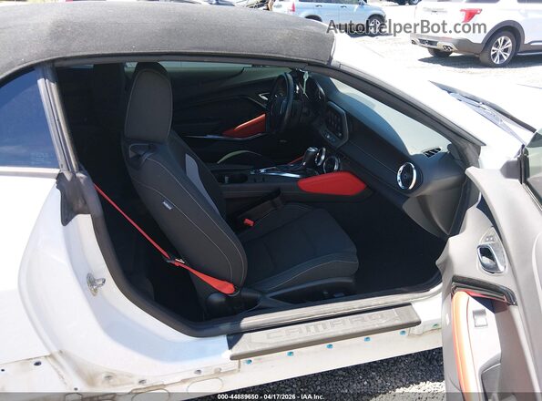 1G1FF3D7XP0109697 2023 CHEVROLET CAMARO White Vista interior delantera