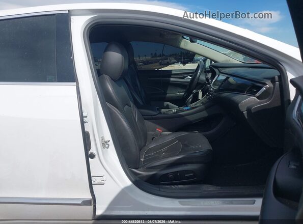 1G4ZP5SZ4JU135807 2018 BUICK LACROSSE White Widok wnętrza z przodu