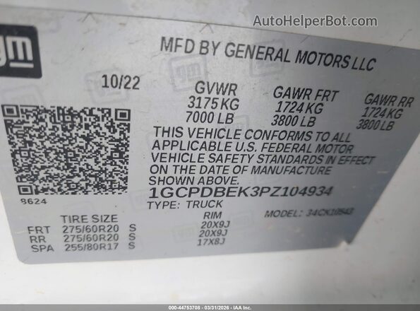 1GCPDBEK3PZ104934 2023 CHEVROLET SILVERADO White Vista del compartimento del motor
