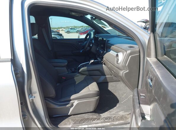 1GCPSCEK1S1148322 2025 CHEVROLET COLORADO Silver Widok wnętrza z przodu
