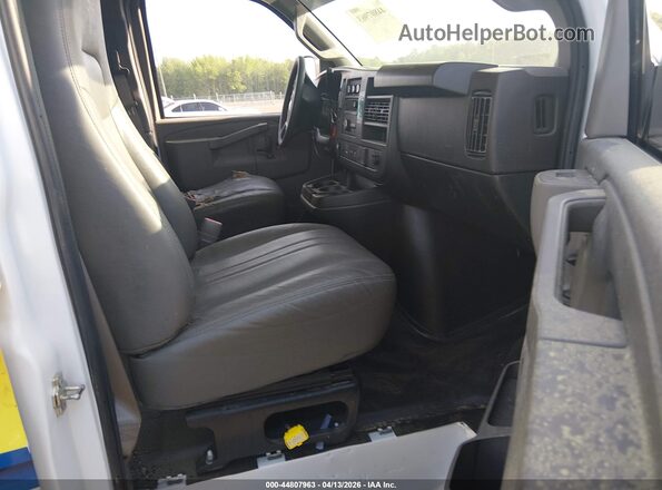 1GCWGAF72S1151337 2025 CHEVROLET EXPRESS White Vista interior delantera