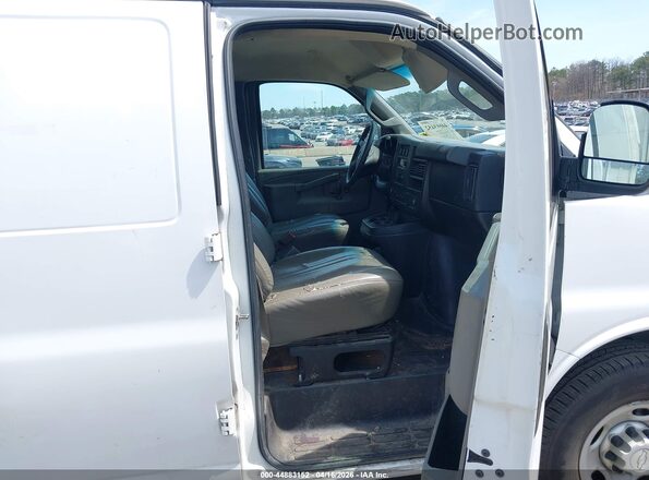 1GCWGAFF1H1113632 2017 CHEVROLET EXPRESS White Widok wnętrza z przodu