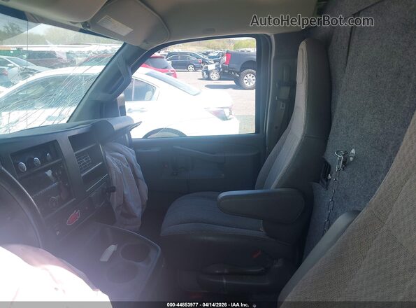 1GCWGAFF8H1129844 2017 CHEVROLET EXPRESS White Widok wnętrza z przodu