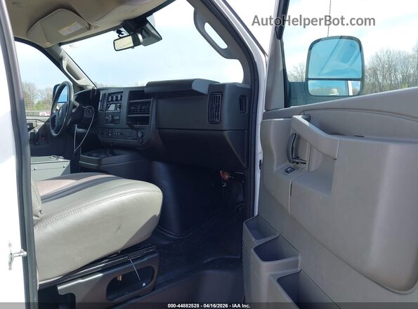1GCWGAFP8R1250433 2024 CHEVROLET EXPRESS White Widok wnętrza z przodu