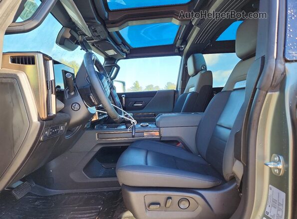 1GKB0RDC8RU100570 2024 GMC HUMMER Gray Front interior view
