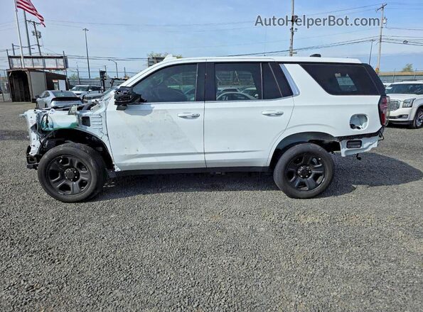 1GNSKLED8NR304848 2022 CHEVROLET TAHOE White Widok wnętrza z tyłu