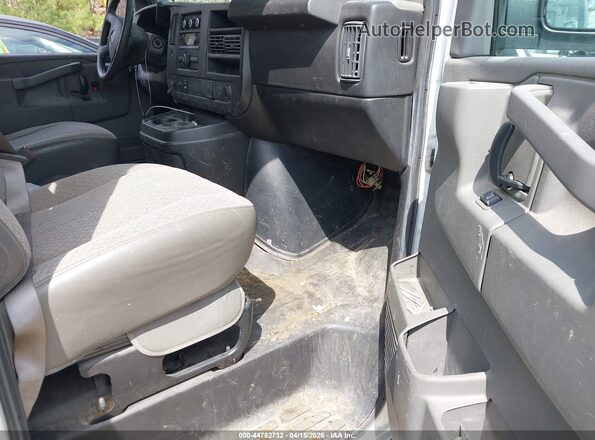 1GTW7AFF0H1908641 2017 GMC SAVANA 2500 White Սալոնի դիմացի տեսք