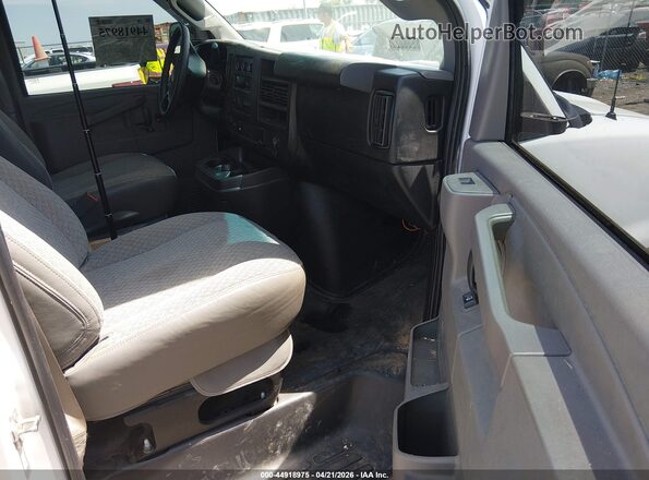 1GTW7AFF2G1907151 2016 GMC SAVANA 2500 White Вид салону спереду
