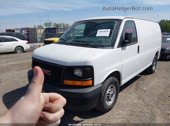 1GTW7AFF6H1154435 2017 GMC SAVANA 2500 White Widok z przodu
