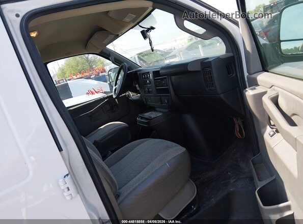 1GTW7AFF6H1154435 2017 GMC SAVANA 2500 White Widok wnętrza z przodu