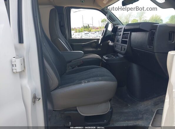 1GTW7AFP3M1203156 2021 GMC SAVANA CARGO Белый Вид салона спереди