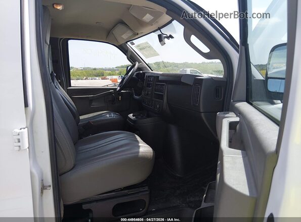 1GTW7AFP3P1174973 2023 GMC SAVANA CARGO Белый Вид салона спереди