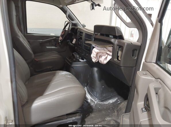 1GTW7AFP5P1108392 2023 GMC SAVANA CARGO White Widok wnętrza z przodu