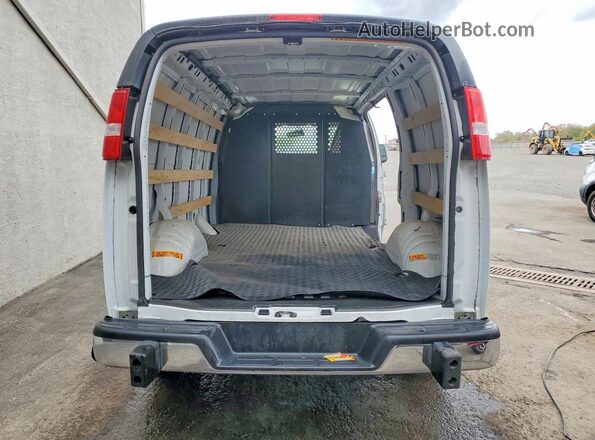 1GTW7AFP6S1174572 2025 GMC SAVANA White უკანა ხედი