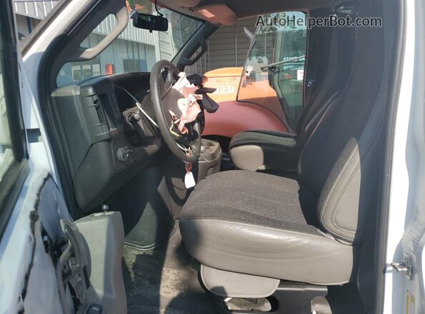 1GTW7AFP7R1212417 2024 GMC SAVANA Белый Вид панели приборов