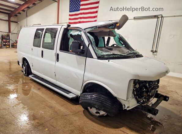 1GTW7AFP8R1154737 2024 GMC SAVANA White Front right
