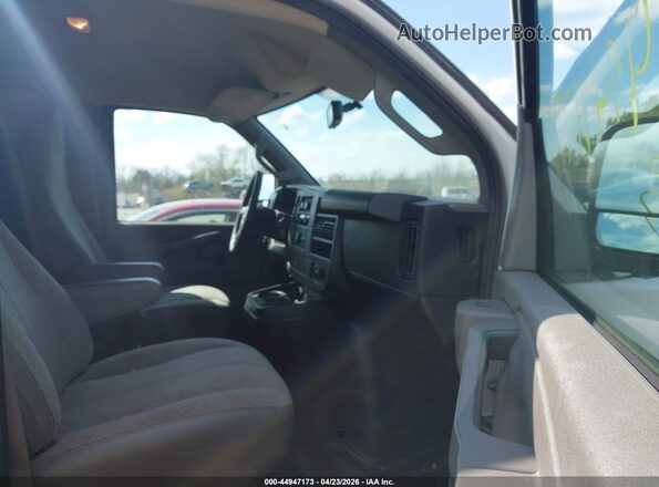1GTW7AFP9J1275233 2018 GMC SAVANA 2500 Белый Вид салона спереди