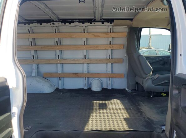 1GTW7AFP9S1237583 2025 GMC SAVANA White უკანა სალონის ხედი