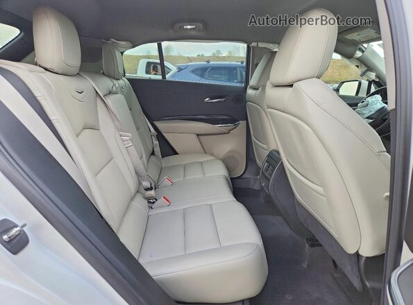 1GYFZDR49NF100593 2022 CADILLAC XT4 White Вид задньої частини салону