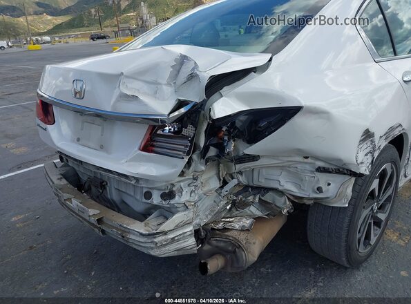 1HGCR2F75HA214833 2017 HONDA ACCORD Белый Вид спереди