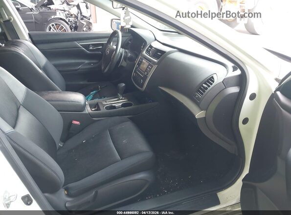 1N4AL3AP8HC220110 2017 NISSAN ALTIMA White Вид салону спереду