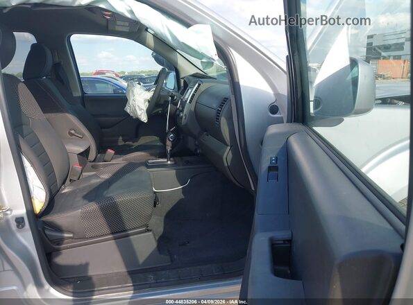 1N6AD0EV0JN772965 2018 NISSAN FRONTIER Серебряный Вид салона спереди