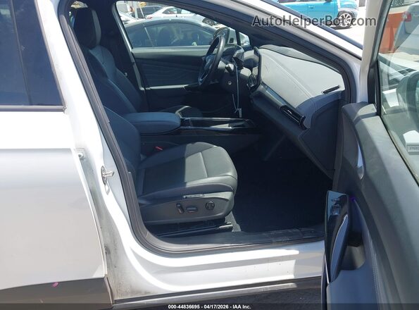1V2HMPE82PC057631 2023 VOLKSWAGEN ID.4 White Widok wnętrza z przodu