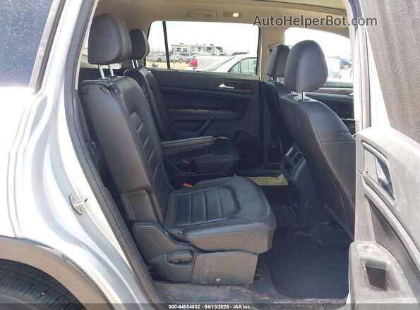 1V2NR2CA2JC565943 2018 VOLKSWAGEN ATLAS Серебряный 