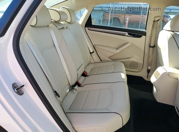 1VWDT7A35HC049082 2017 VOLKSWAGEN PASSAT Белый Вид задних сидений