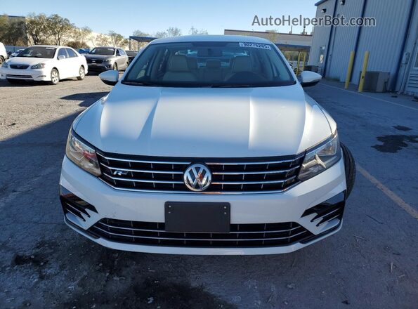 1VWDT7A35HC049082 2017 VOLKSWAGEN PASSAT Белый Вид спереди