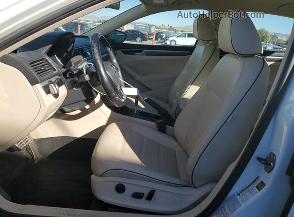1VWDT7A35HC049082 2017 VOLKSWAGEN PASSAT Белый Вид салона спереди